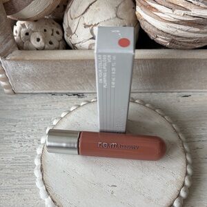 r.e.m. beauty Liquid Lipstick — Warm Nude